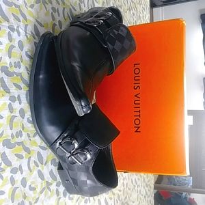 LOUIS VUITTON. BLACK BUCKLE DRESS SHOES